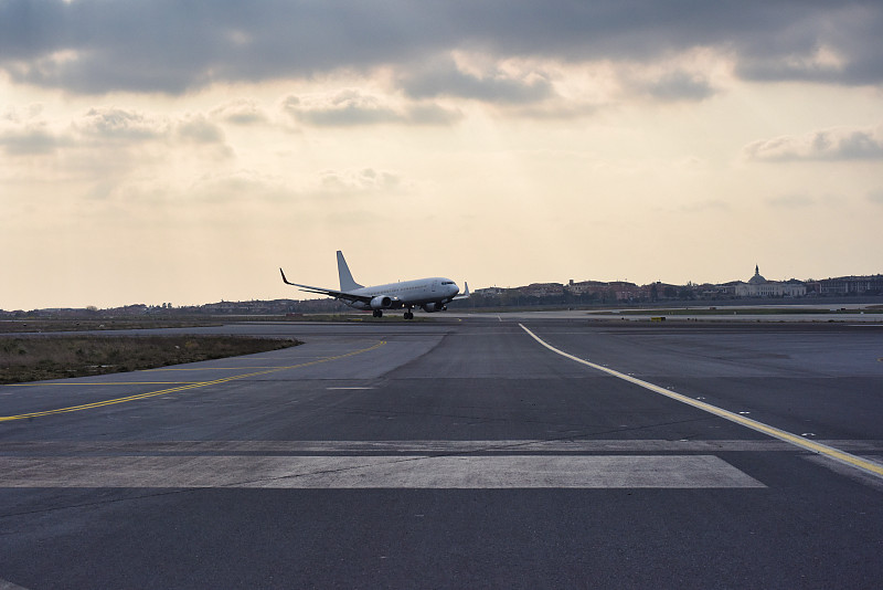 中山到澳洲林肯港(PortLincoln)的索尼降噪耳机采用空运快递6天速递到