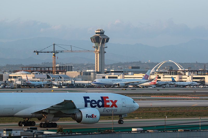中国乌鲁木齐洗发水按压瓶采用国际航空货运8天内速递到布尼