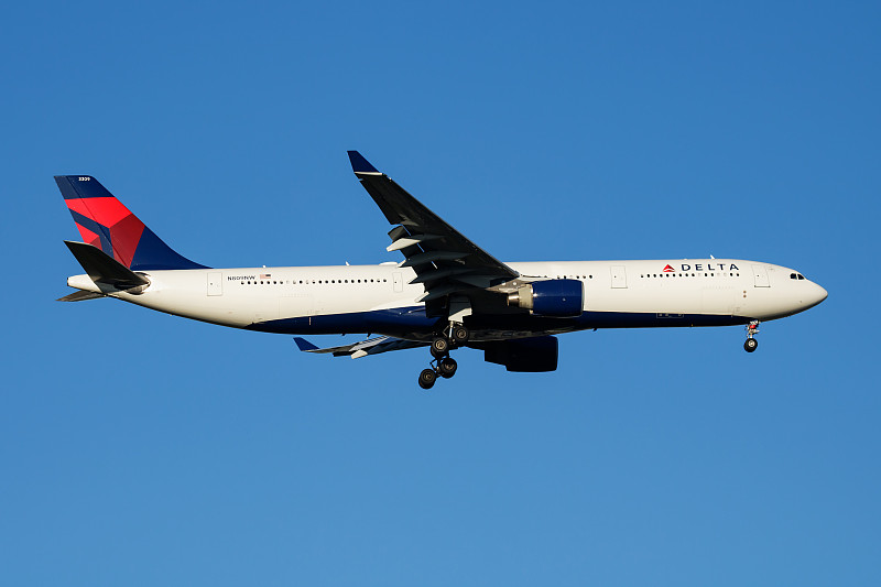 木制景观设施材料借助中国西安经济空运送到黄金海岸