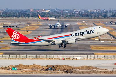 坚果类借助重庆航空快递送到伯尼