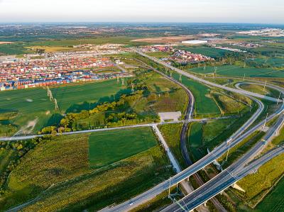 运动鞋通过哈尔滨国际快递送达格拉德斯通 (Gladstone)