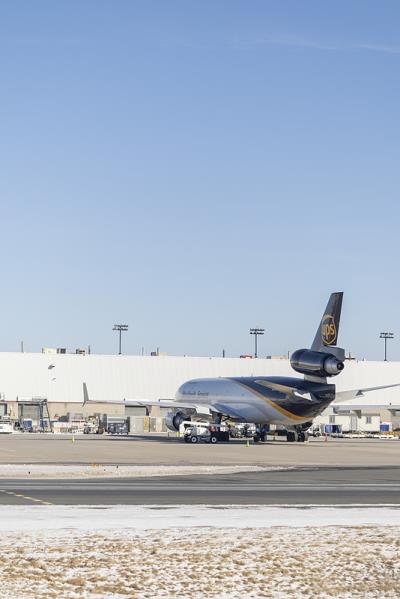 中国北京到澳大利亚凯恩斯(Cairns)的油画棒使用飞机运输5天送到