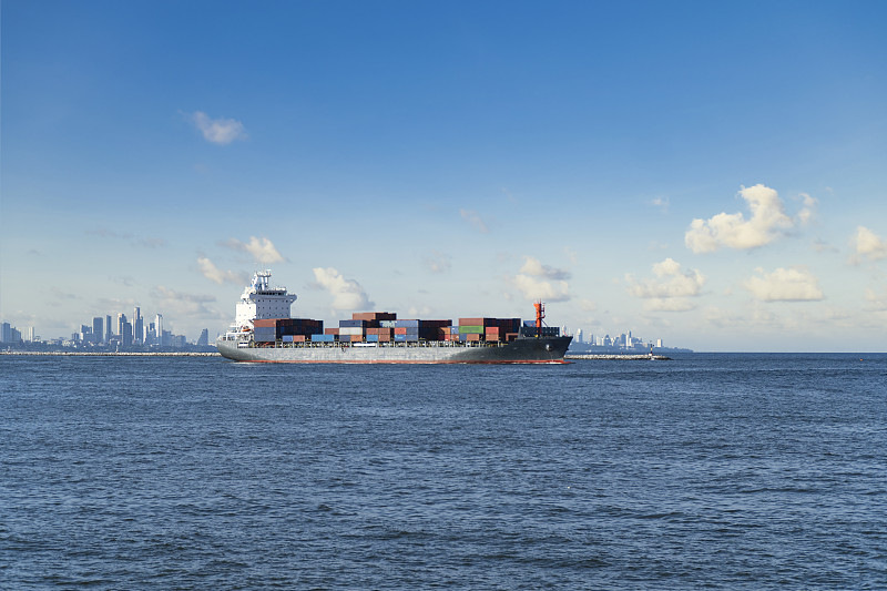 利润暴跌53%！需求萎缩、关税悬顶，集装箱航运“寒冬”将至？