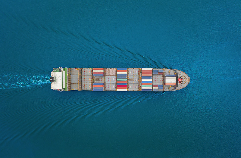 黑海突发！两艘油轮爆炸起火；石油码头遭袭停止运营