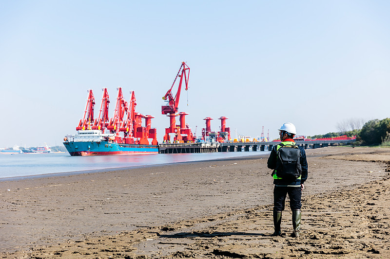 绿色甲醇首次加注国产双燃料船舶