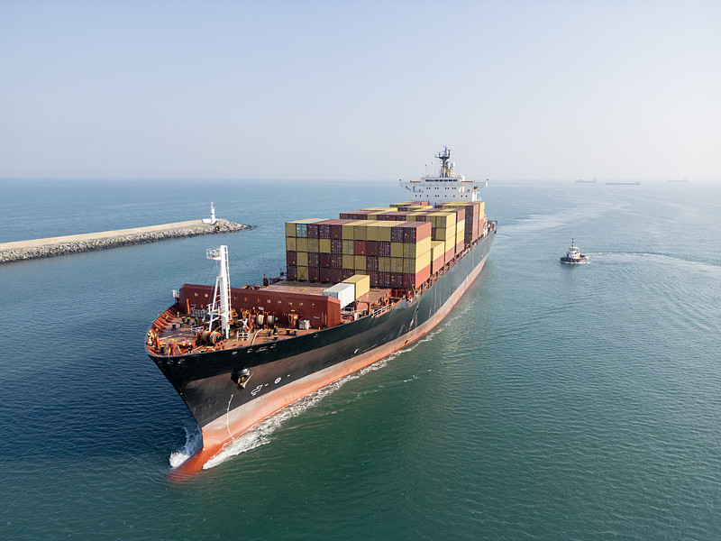 港口遭袭！一艘集装箱船被击中起火