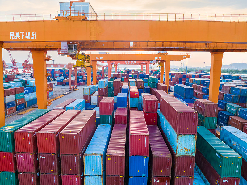 突发！18个集装箱坠海，航道被迫关闭实施打捞，事发欧洲