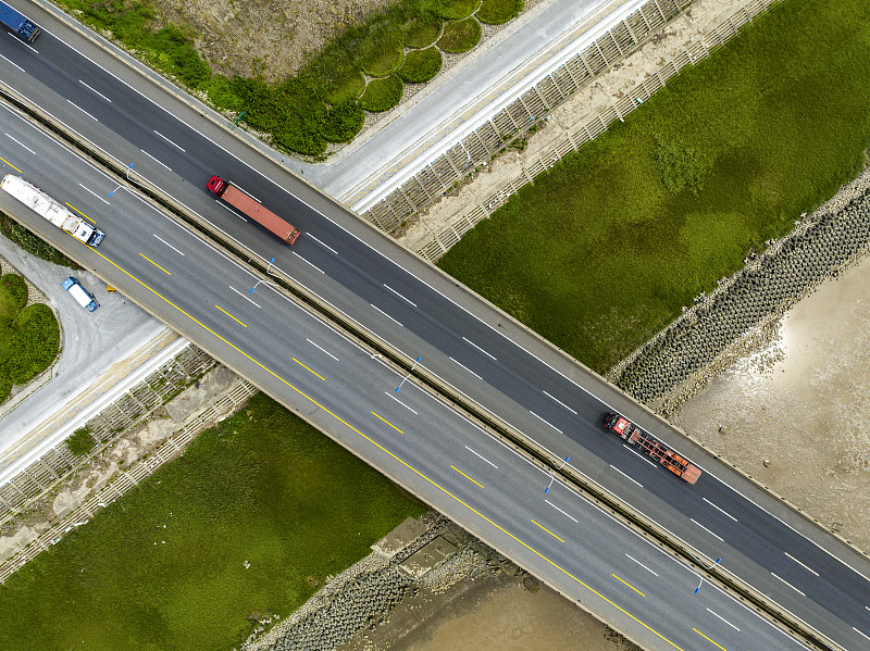 随着运力继续扩大，海运市场价格降至2023年的水平