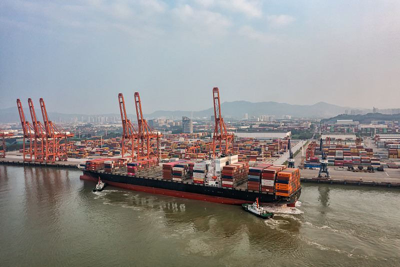 中哈物流合作基地开行首列光伏专列