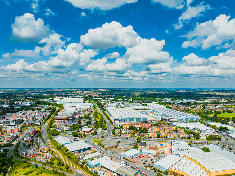 山东港口青岛港：集装箱码头繁忙有序