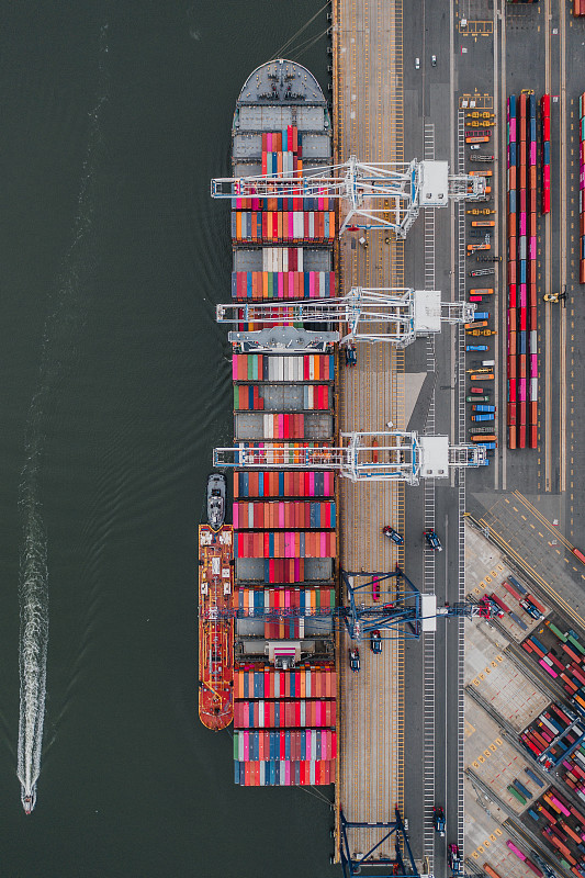 中国到欧洲一个集装箱运费多少钱？