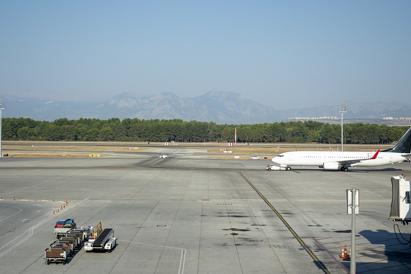 中国上海到俄罗斯客机腹舱带货