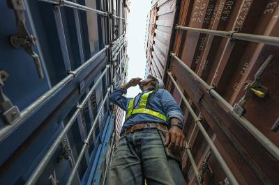 基于青岛将尖锐物品寄到英国索尔福德