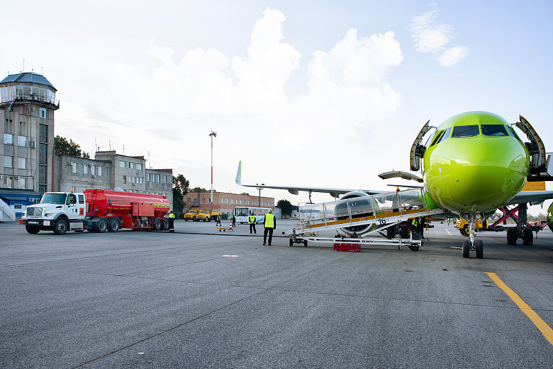 广东广州到考文垂跨境拼箱空运