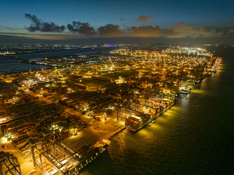 大批难民涌入英国的跨境包裹“悲剧了”